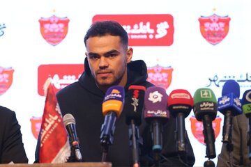 ارونوف: به خاطر هواداران پرسپولیس تمدید کردم