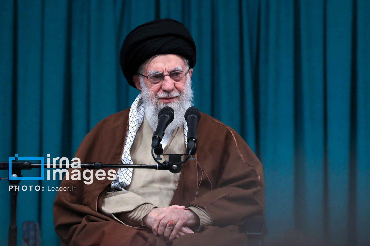 رهبر انقلاب: پایگاههای آمریکا در سوریه زیر پای جوانان سوری لگدمال خواهد شد