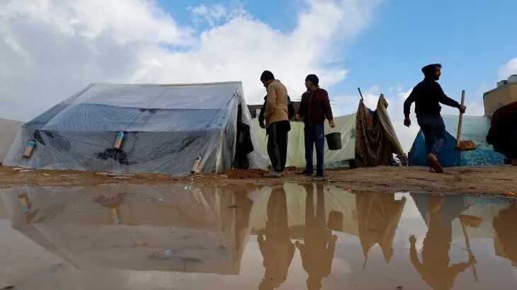 "الأونروا": مياه الأمطار تغمر أكثر من 100 خيمة في خان يونس