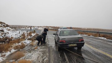 امدادرسانی راهداری به ۱۴ خودرو گرفتار در برف جنوب کرمان+فیلم