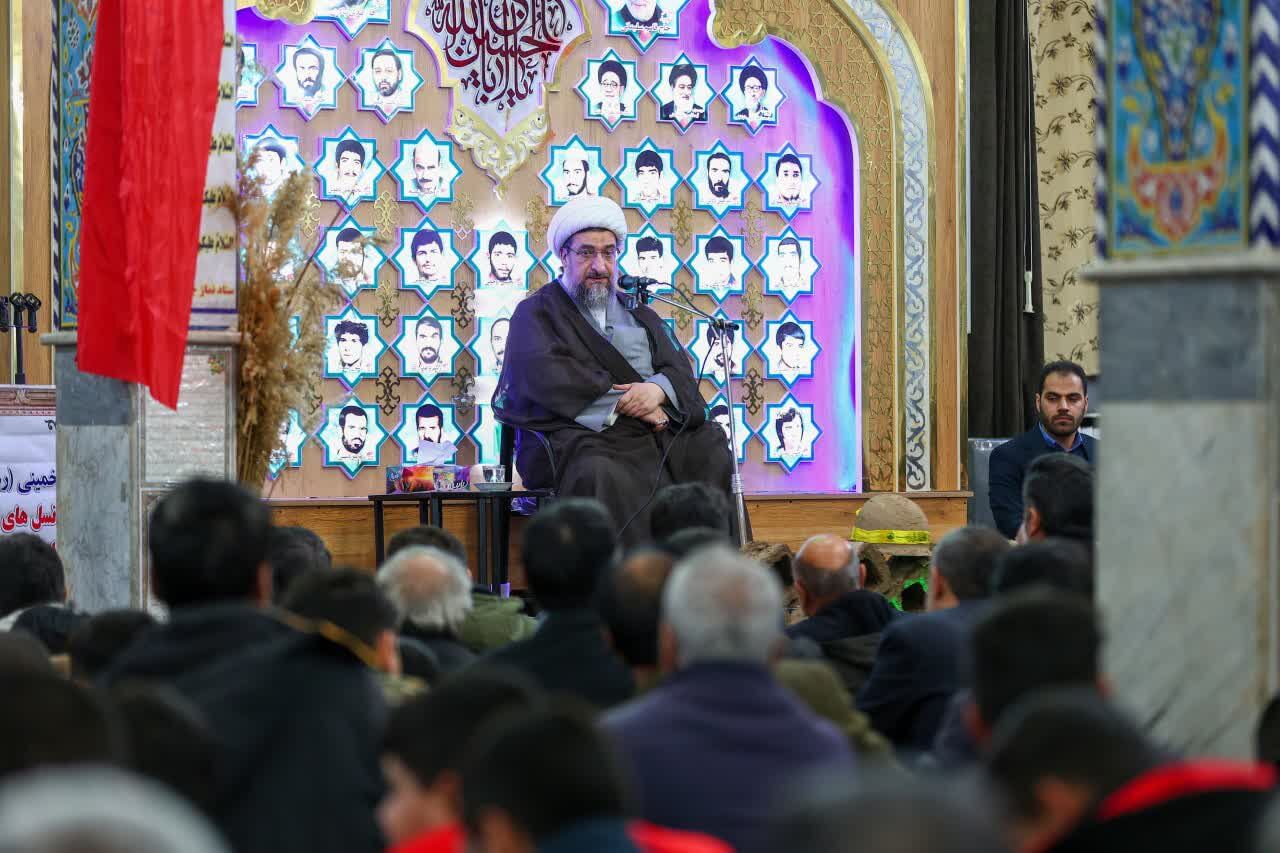 وفاق ملی به معنای بکارگیری نیروهای کارآمد بدون در نظر گرفتن حزب و جناح خاص است وفاق ملی به معنای بکارگیری نیروهای کارآمد بدون در نظر گرفتن حزب و جناح خاص است