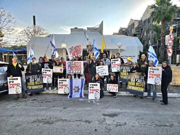 Families of Israeli captives protest outside residence of Knesset member