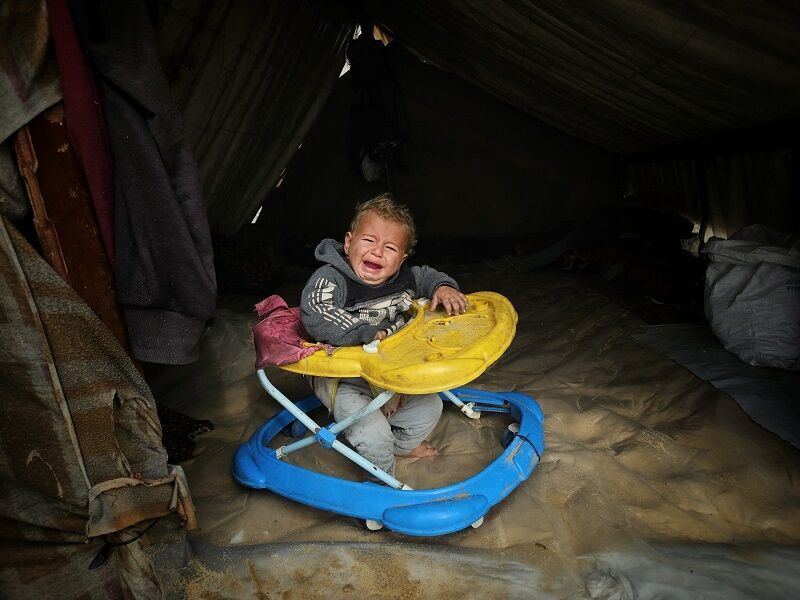 Frío y lluvia en Gaza; niños llorando y temblando