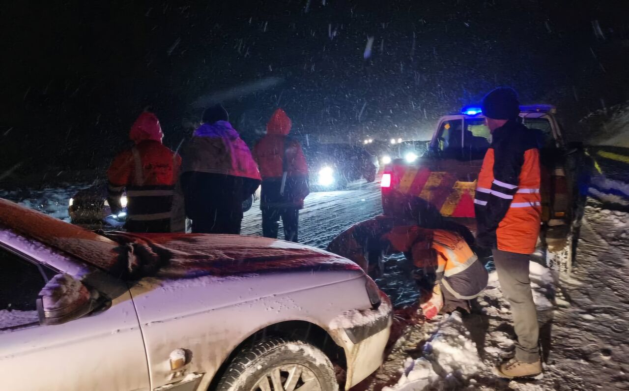 ۷۸ خودرو گرفتار در برف جنوب کرمان امدادرسانی شدند