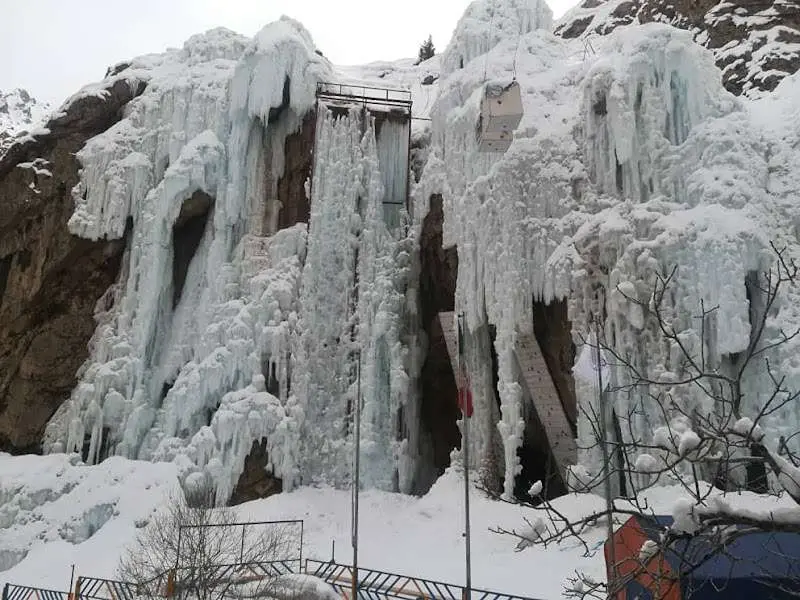 آبشارهای یخی ایران؛ ماجراجویی در دنیای برف و یخ