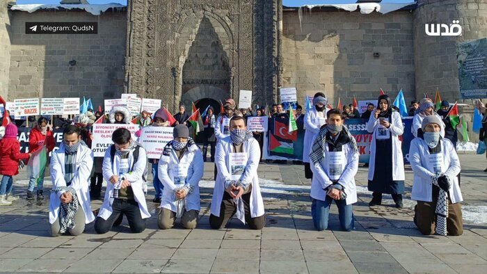 Türkiye'nin Erzurum şehrinde doktorlar Dr. Husam Abu Safiye’ye destek için toplandı