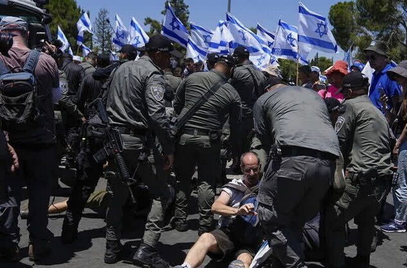 La policía del régimen sionistas se enfrenta a los manifestantes anti-Netanyahu