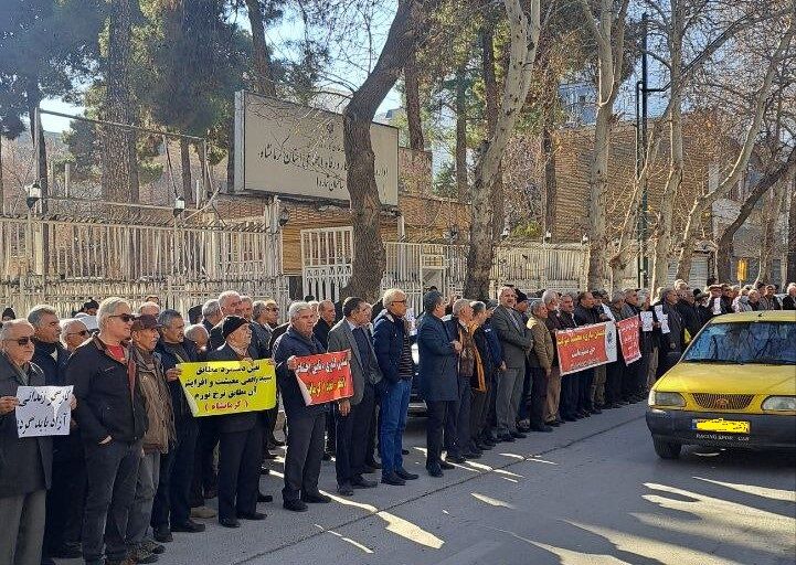 بازنشستگان کرمانشاه خواستار توجه به مطالباتشان شدند