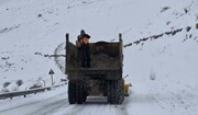 بارش برف موجب کندی در تردد جاده‌ای شهرستان خلخال شد