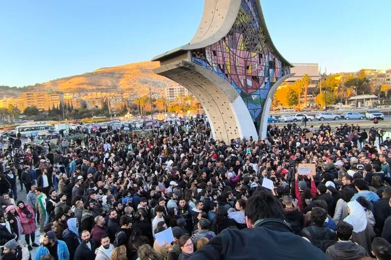 تظاهرات مردم سوریه در دمشق و درخواست برای آزادی فرزندانشان از زندان+ فیلم