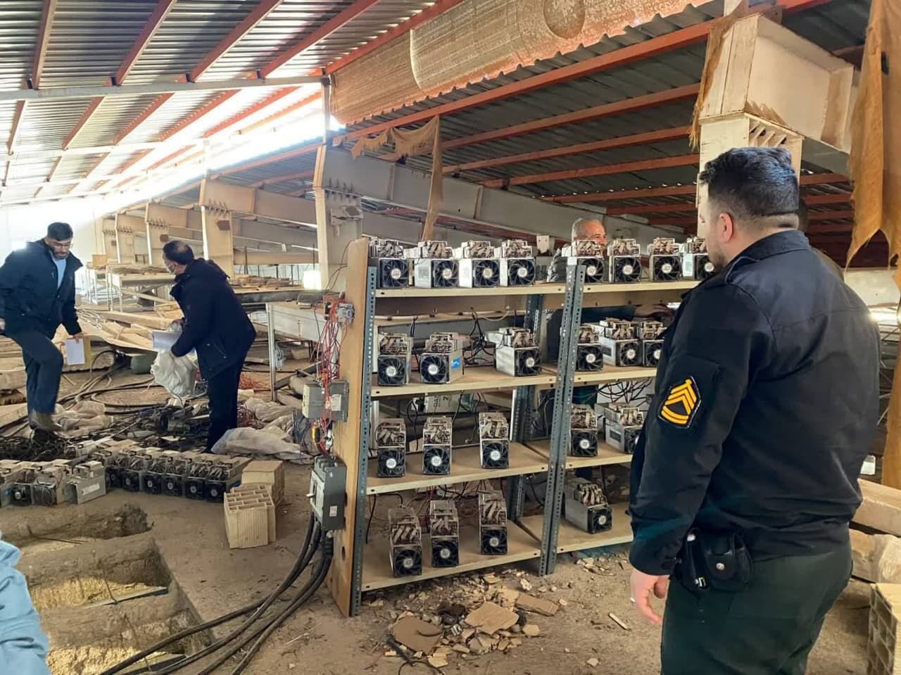 کشف ۴۱ دستگاه رمز ارز در سردخانه صوفیان آذربایجان شرقی کشف ۴۱ دستگاه رمز ارز در سردخانه صوفیان آذربایجان شرقی