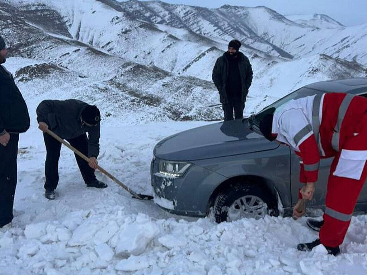 سرنشینان خودروهای سواری در گردنه‌های برفگیر بلده نور مازندران نجات یافتند