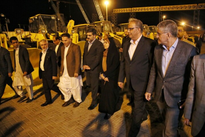 واردات ۵۰ دستگاه ماشینآلات سنگین راهداری در بندر چابهار با حضور وزیر راه و شهرسازی