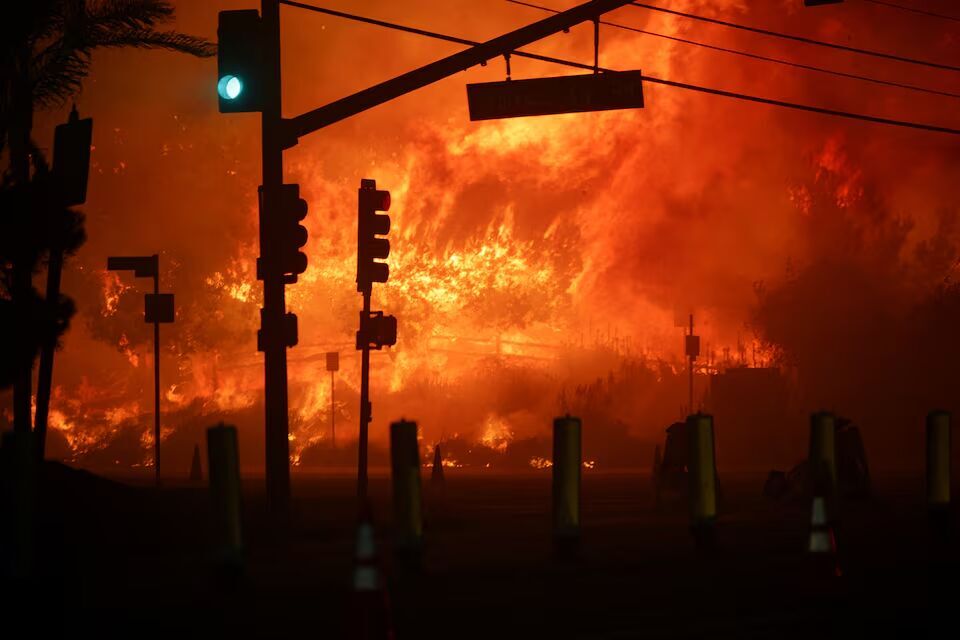 Masivos incendios forestales en Los Ángeles desplazan a 30.000 personas