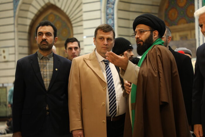 سفیر جمهوری صربستان در حرم حضرت معصومه(س) حضور یافت