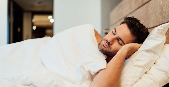 İşıqsız bir mühitdə yuxunun tənzimlənməsi və istirahət saatlarının artırılması miqrenin müalicə prosesini yaxşılaşdırmağa kömək edə bilər.