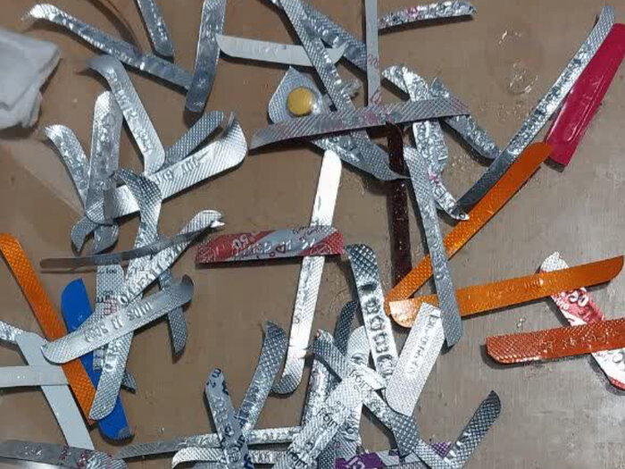 پلمب داروخانه متخلف در کنگاور/ برش لبه قرصها برای پنهانسازی تاریخ انقضا