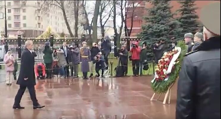 Iran President pays tribute at the ‘Tomb of the Unknown Soldier’ in Moscow