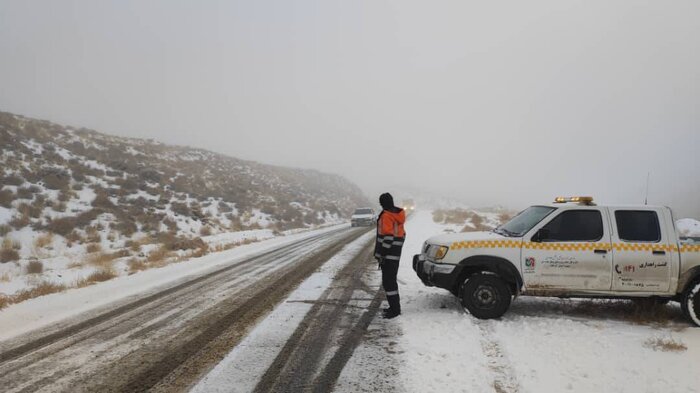 جادهها در ارتفاعات جنوب کرمان برفی است؛ ضرورت استفاده از زنجیر چرخ