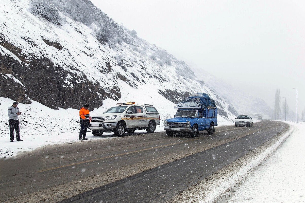 جاده های آذربایجان شرقی لغزنده است / الزام زنجیر چرخ برای تردد در مسیرهای کوهستانی جاده های آذربایجان شرقی لغزنده است / الزام زنجیر چرخ برای تردد در مسیرهای کوهستانی