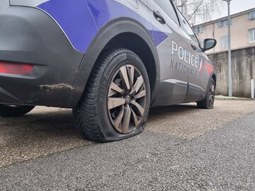 Au cours des heurts, des clous ont été déposés sur la route et deux véhicules de la police ont été abîmés, leurs pneus crevés. 