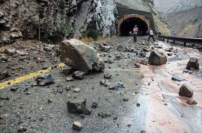 هشدار ریزش سنگ در جادههای کوهستانی مازندران