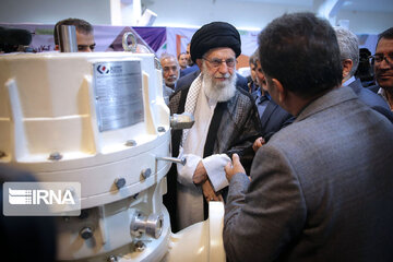 L’Imam Khamenei visite l'Expo des Progrès technologiques d’Iran