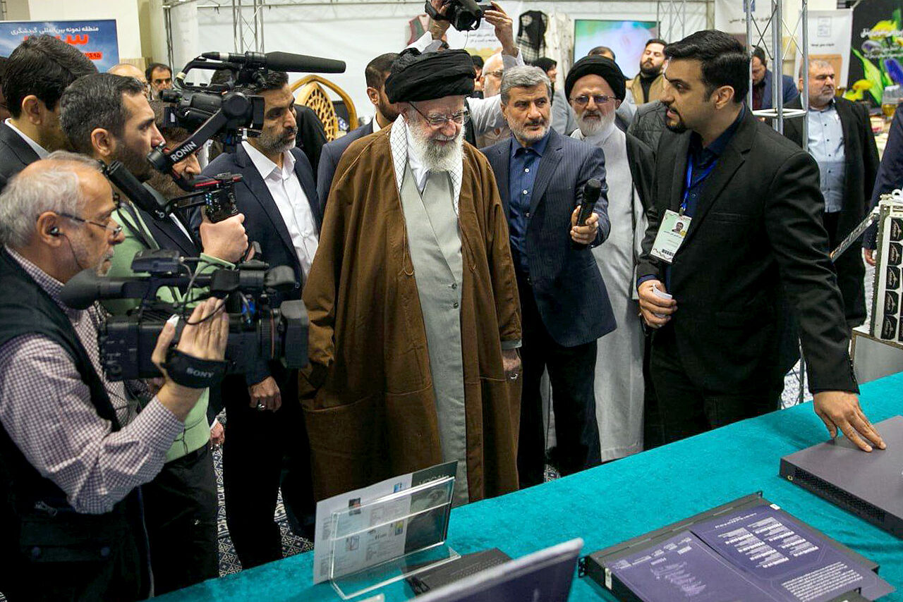بازدید رهبر انقلاب از نمایشگاه رویداد ملی پیشگامان پیشرفت بازدید رهبر انقلاب از نمایشگاه رویداد ملی پیشگامان پیشرفت