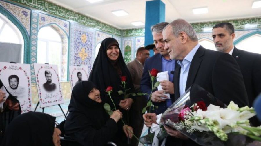 ادای احترام رئیسجمهور به مقام والای شهدای دفاع مقدس خوزستان
