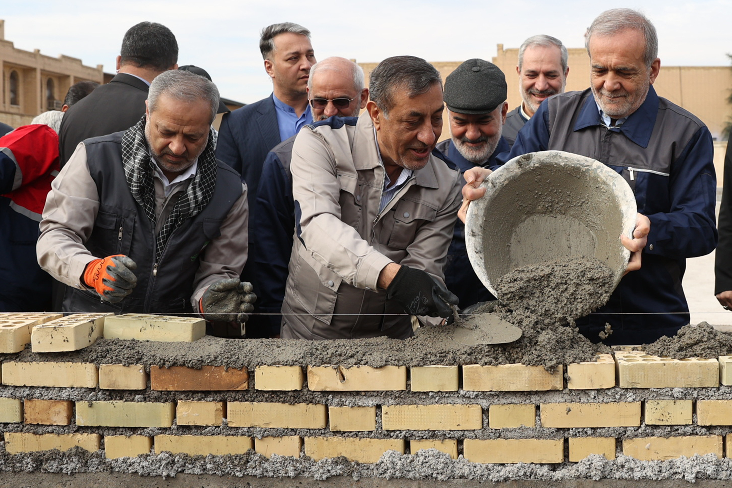 داستان سرایان بدانند؛ پزشکیان دست به کار شده تا بسازد