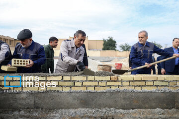 Pezeshkian coloca la primera piedra del Proyecto Popular de Construcción de Escuelas