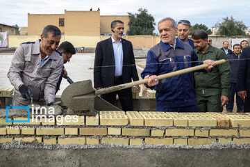 Pezeshkian coloca la primera piedra del Proyecto Popular de Construcción de Escuelas