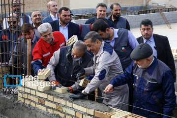 Pezeshkian coloca la primera piedra del Proyecto Popular de Construcción de Escuelas