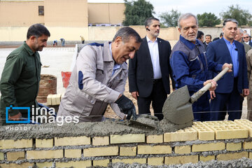 Pezeshkian coloca la primera piedra del Proyecto Popular de Construcción de Escuelas