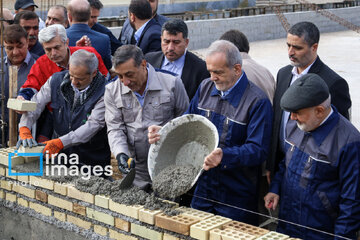 Pezeshkian coloca la primera piedra del Proyecto Popular de Construcción de Escuelas