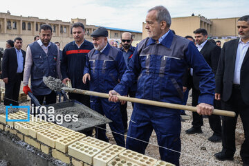 Pezeshkian coloca la primera piedra del Proyecto Popular de Construcción de Escuelas