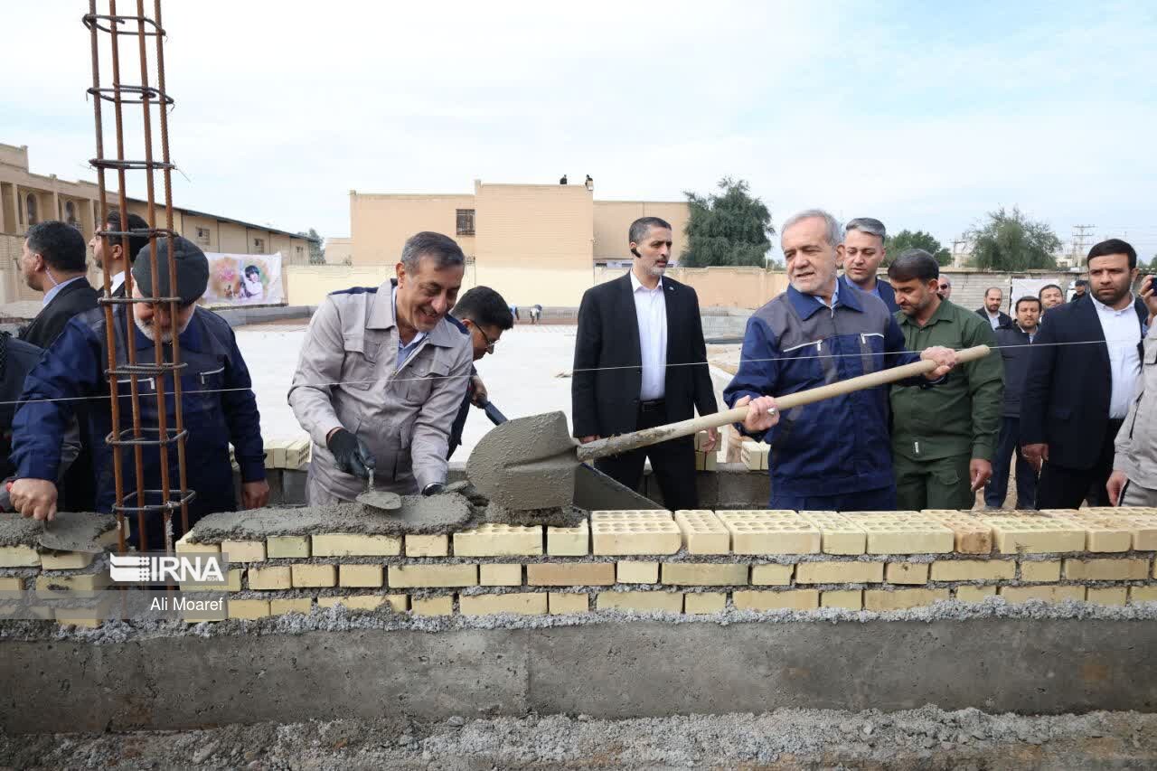 اقدام عملی پزشکیان برای نهضت مدرسه سازی/ بنایی با لباس کارگری اقدام عملی پزشکیان برای نهضت مدرسه سازی/ بنایی با لباس کارگری