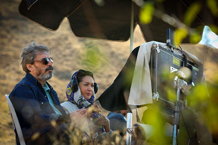 تلویزیون یا انفجار در گیشه؛ پشت تهیهکنندگان فجر۴۳ به چه گرم است؟ 2 تلویزیون یا انفجار در گیشه؛ پشت تهیهکنندگان فجر۴۳ به چه گرم است؟