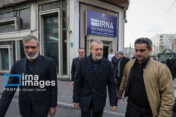 Larijani, an adviser to Iran's Leader visits IRNA