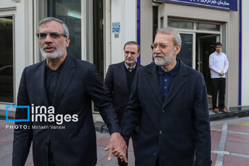 Larijani, an adviser to Iran's Leader visits IRNA