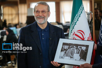 Larijani, an adviser to Iran's Leader visits IRNA