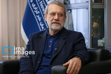 Larijani, an adviser to Iran's Leader visits IRNA