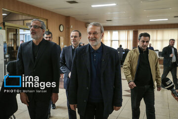 Larijani, an adviser to Iran's Leader visits IRNA