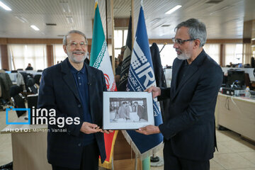 Larijani, an adviser to Iran's Leader visits IRNA