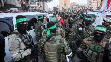 La Résistance palestinienne montre sa force en exhibant les armes saisies des forces spéciales de l'armée d'Occupation