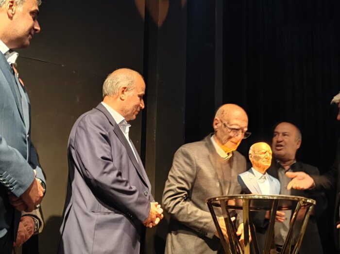 ۳ پیشکسوت فوتبال کرمان تجلیل شدند/تاج: مشکل مالکیت باشگاههای مس رفع شد