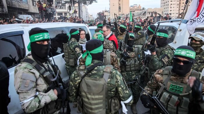 Demostración de fuerza por Hamás con exhibición de armas del ejército de Israel