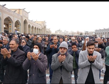 زائران و مجاوران حرم رضوی نماز طلب باران خواندند