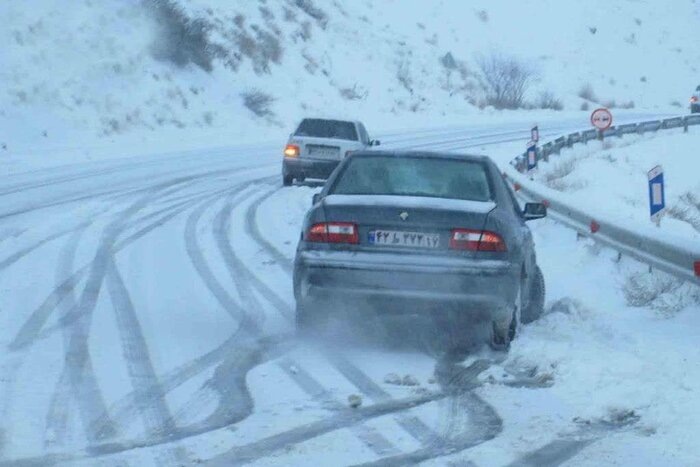 برف‌روبی و نمک‌پاشی معابر دماوند/جادهای فیروزکوه لغزنده‌است