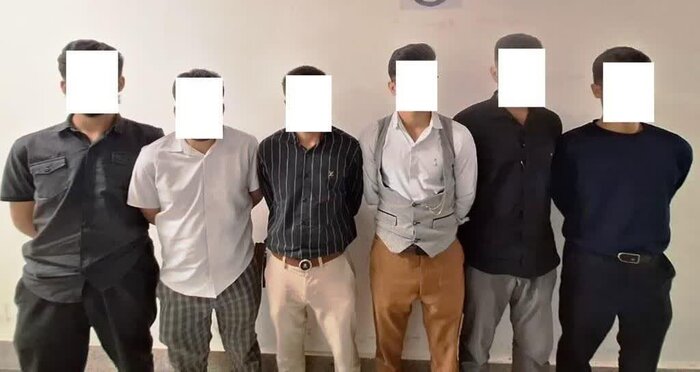 کشف انبار البسه و پوشاک خارجی قاچاق در اسلامشهر